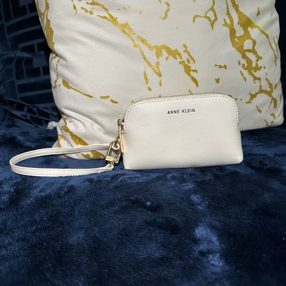 NWOT Anne Klein Cream Wristlet - Picture 1 of 4